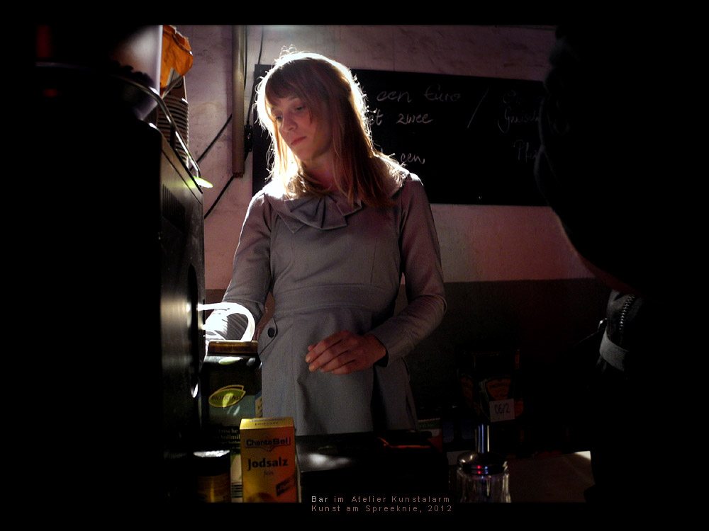 Atelier Kunstalarm, Schönweide - Mdchen in der Bar