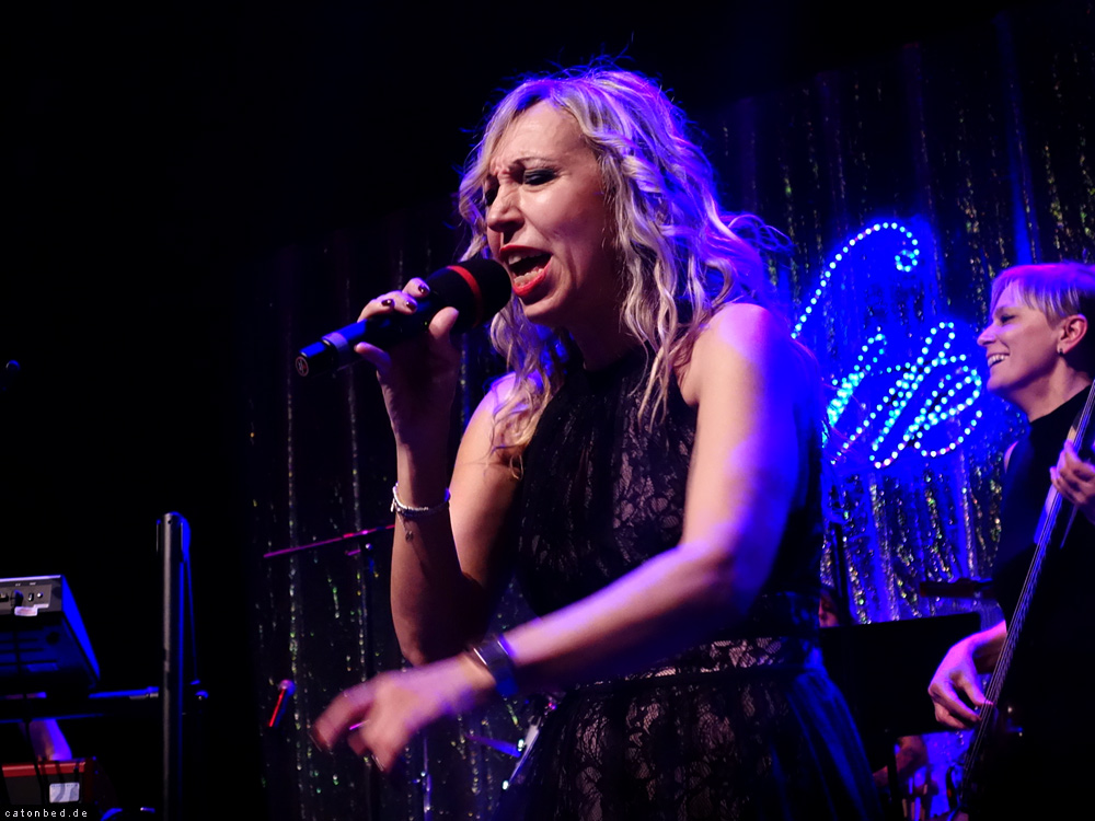 Curve Pericolose band femminile