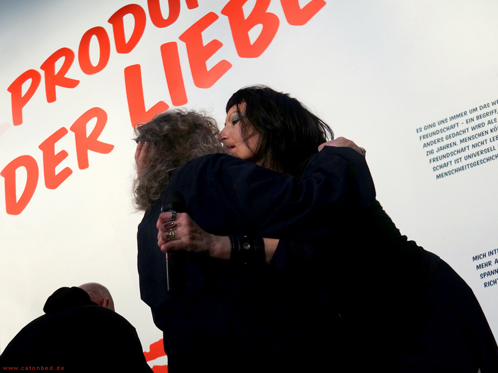 Anna Mur umarmt Elfi Mikesch