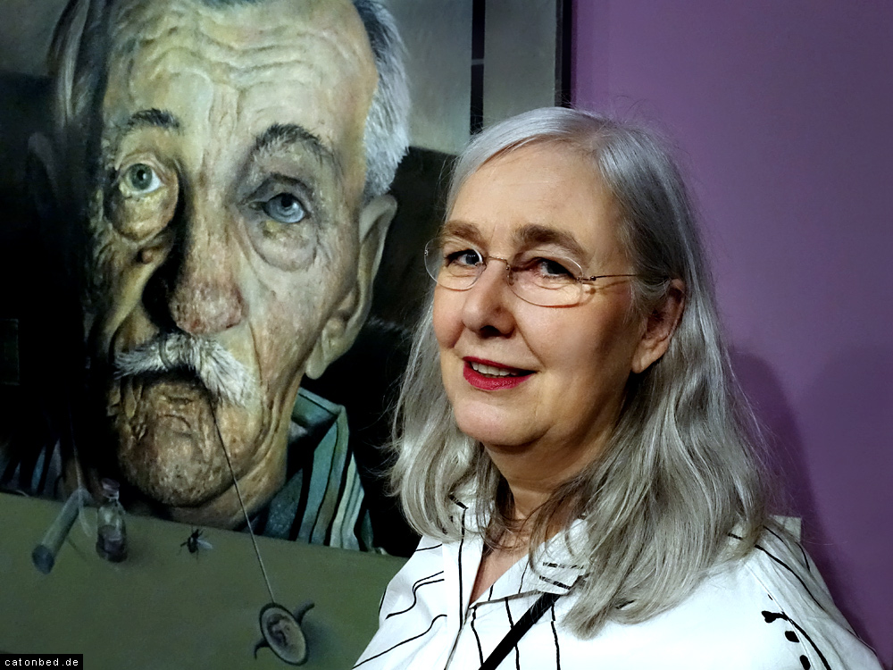 Die Kuratorin der Ausstellung Kylikki Zacharias