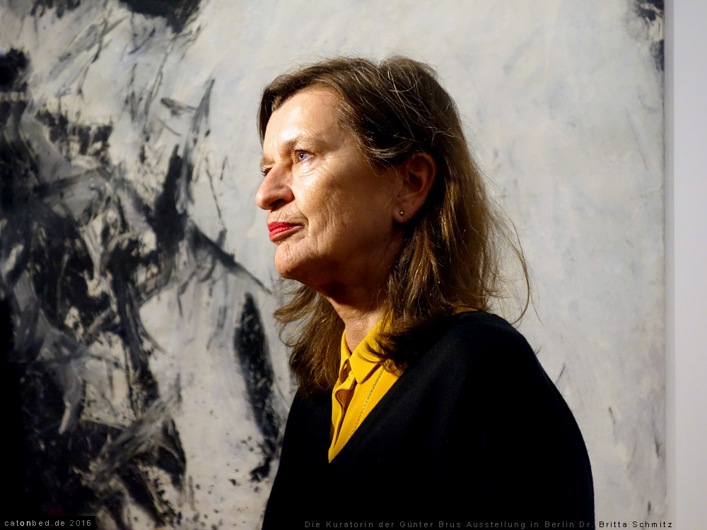 Lisa Schmitz, Kustodin und Kuratorin der Brus-Ausstellung