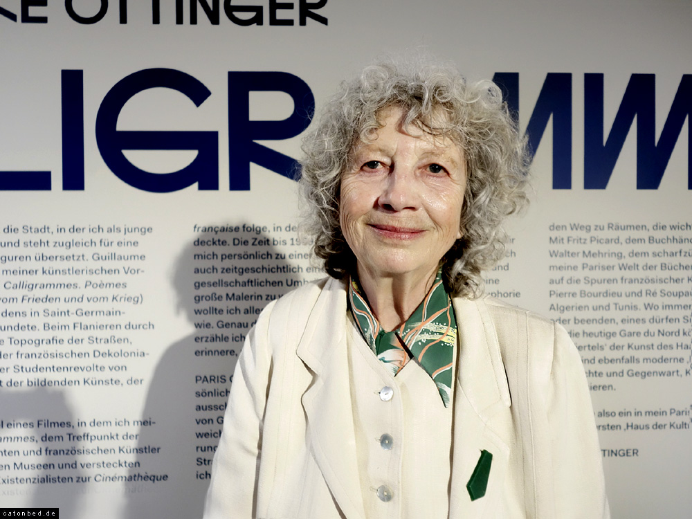 Ulrike Ottinger in ihrer Ausstellung Paris Calligrammes 