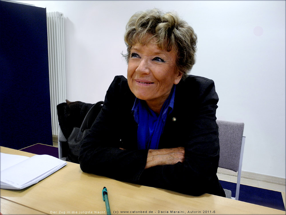 Dacia Maraini vor dem Signieren ihrer Bücher