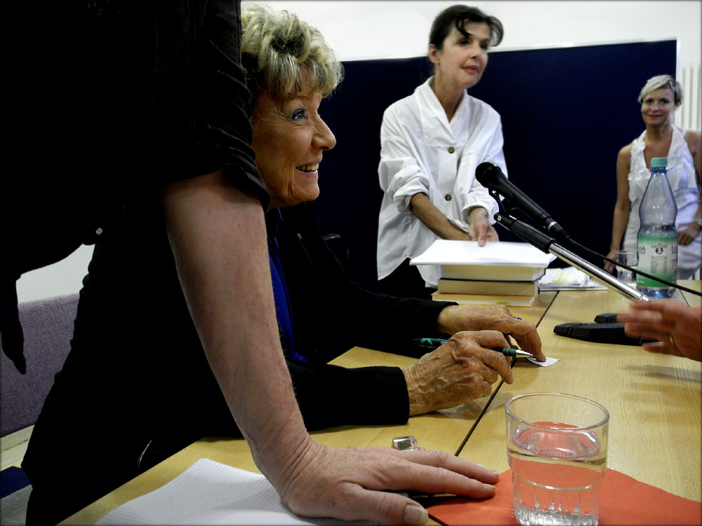 Dacia Maraini vor dem Signieren ihrer Bücher