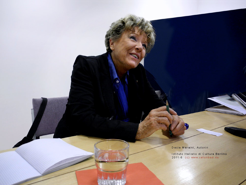 Dacia Maraini beim Signieren ihrer Bücher