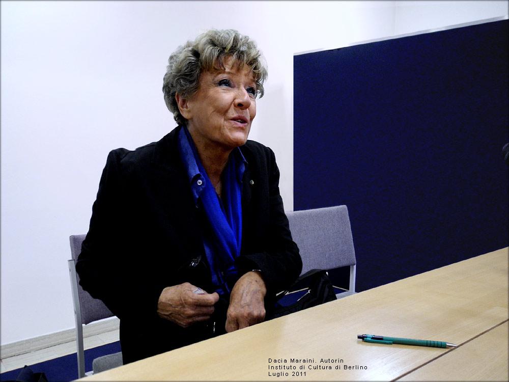 Dacia Maraini beim Signieren ihrer Bücher