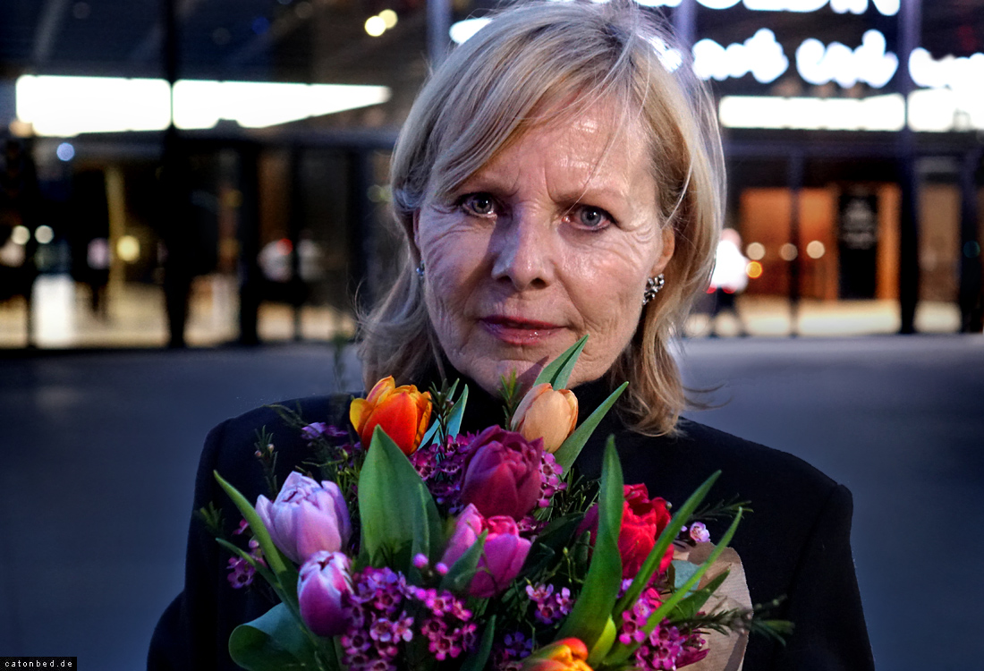 Vor der Neuen nationalgalerie - die K&uuml;nstlerin Cornelia Schleime