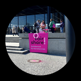  Aktion zum Frauentag von FairShare vor der Nationalgalerie am 8.3.2022