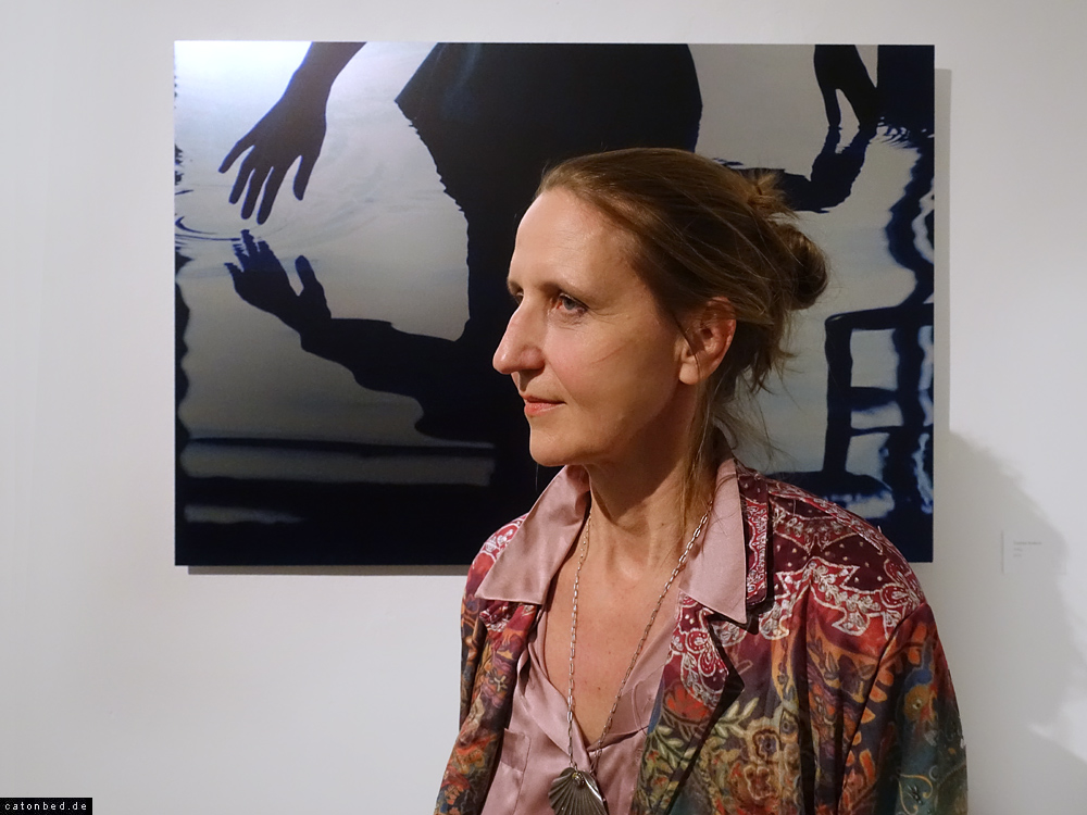 Corinna Rosteck vor eigener Fotoarbeit