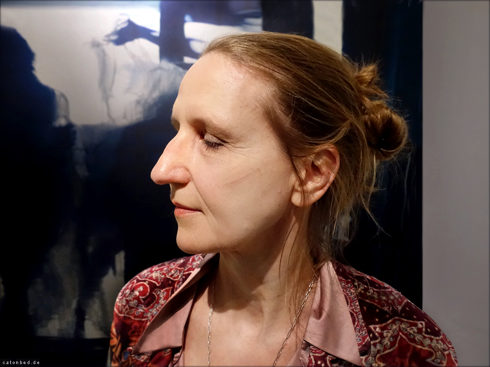 Corinna Rosteck vor eigener Fotoarbeit