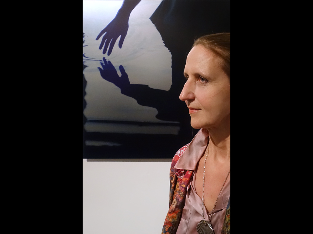 Corinna Rosteck vor eigener Fotoarbeit