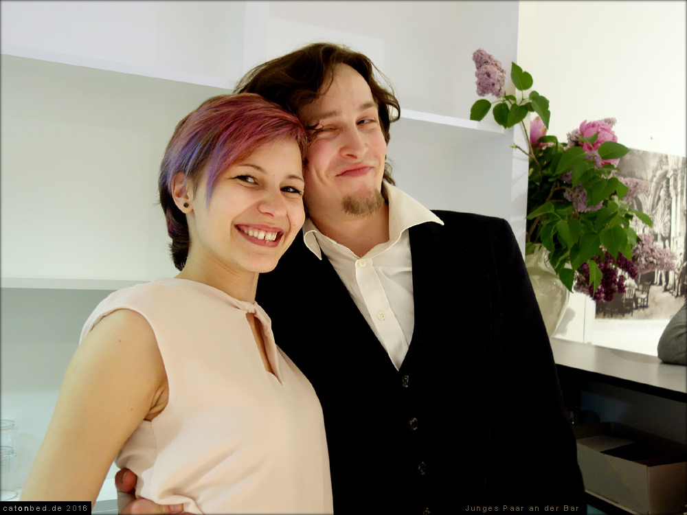 Henrietta - Junge Frau an der Bar