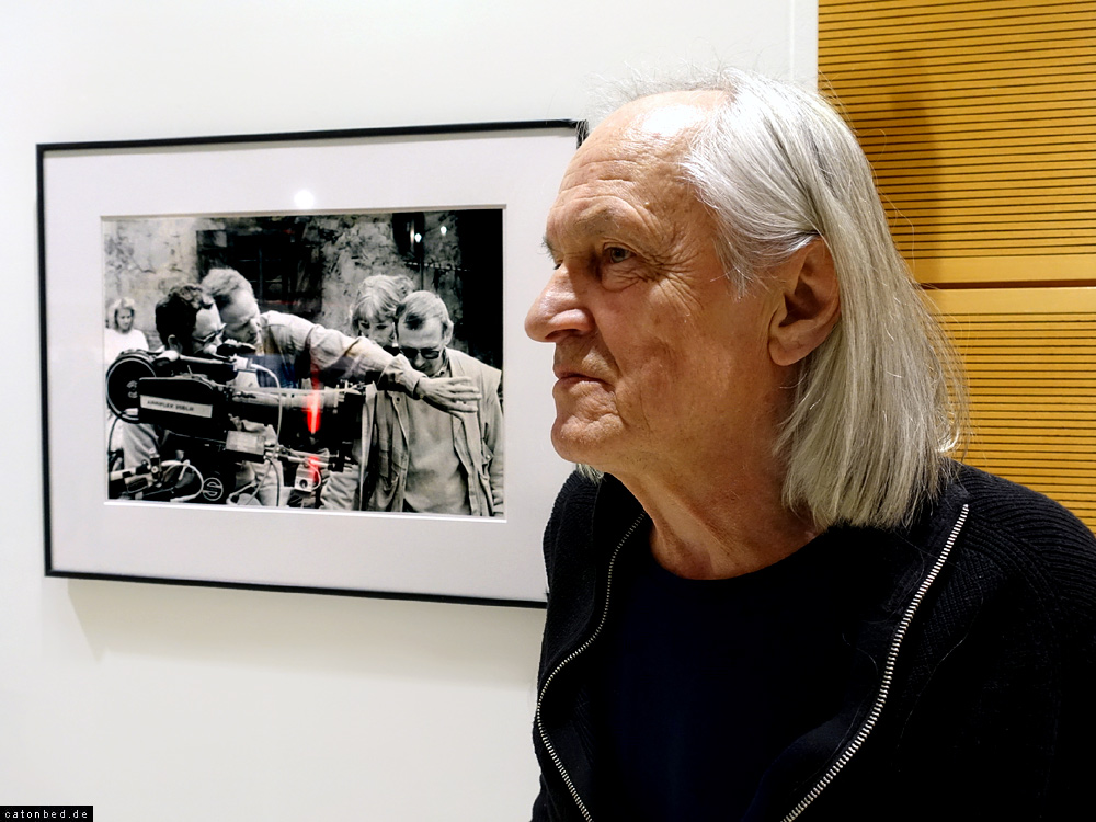 Michael Weidt vor eigener Arbeit