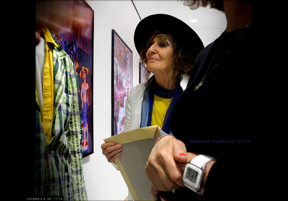 Natascha Ungeheuer in ihrer Ausstellung im Willy-Brandt-Haus