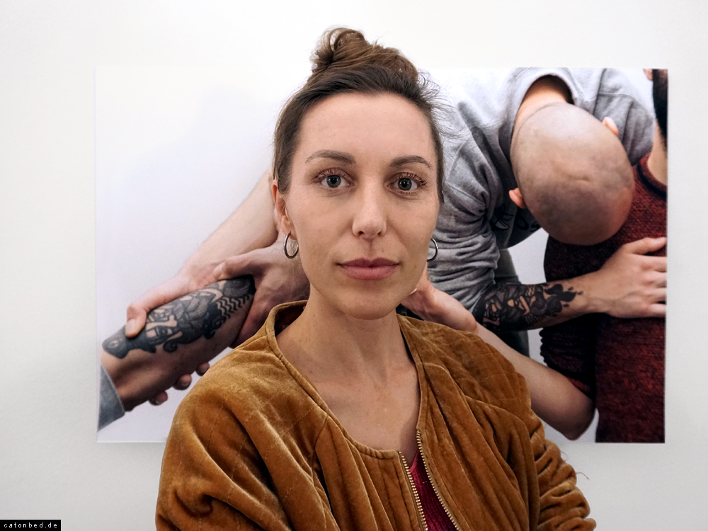 Karolina Gembara, Fotografin vor einer Arbeit