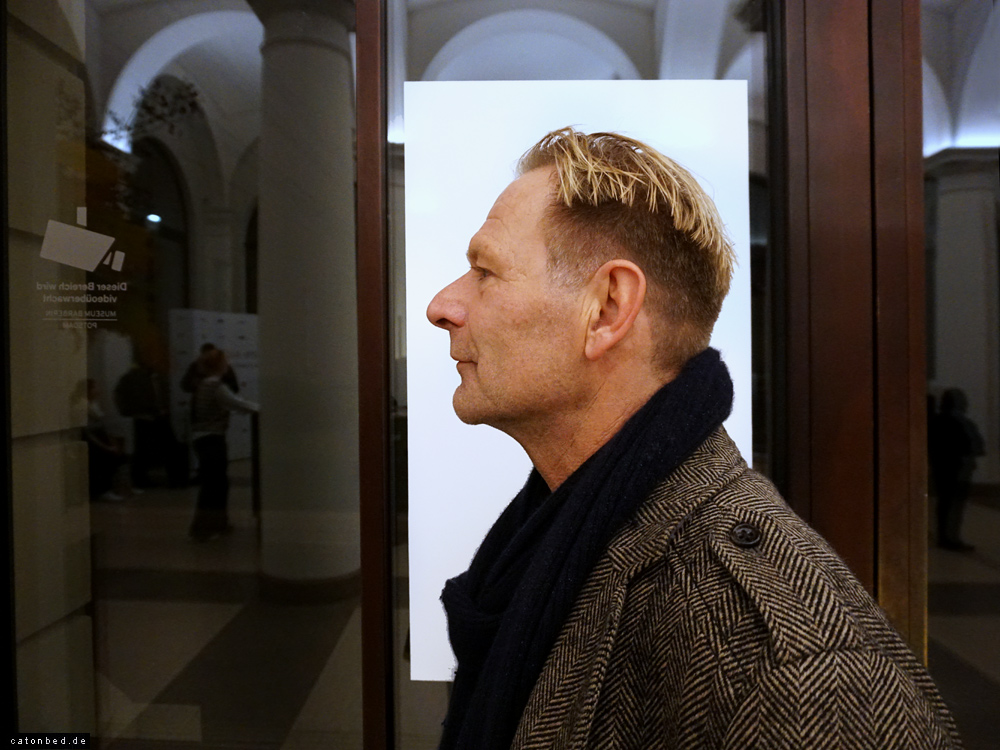 Vor der weißen Fläche: Mikos