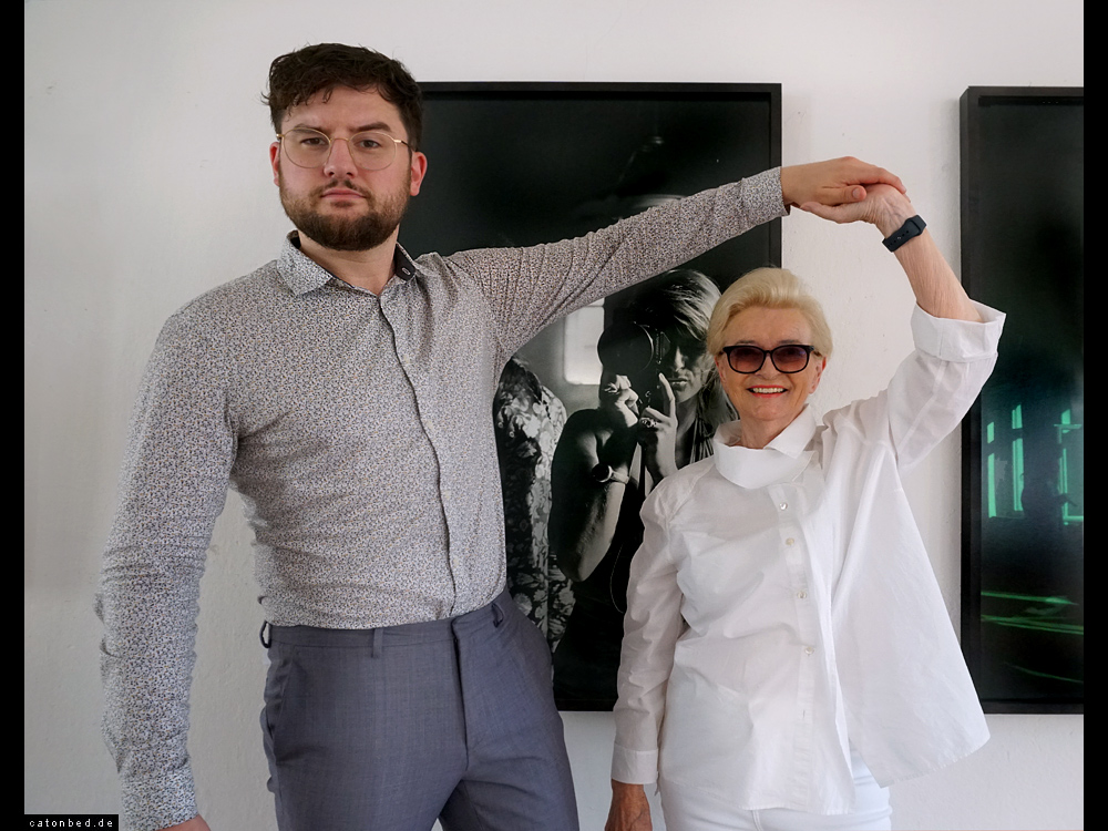 Der Kurator Simon Häuser und 2x Angelika Platen