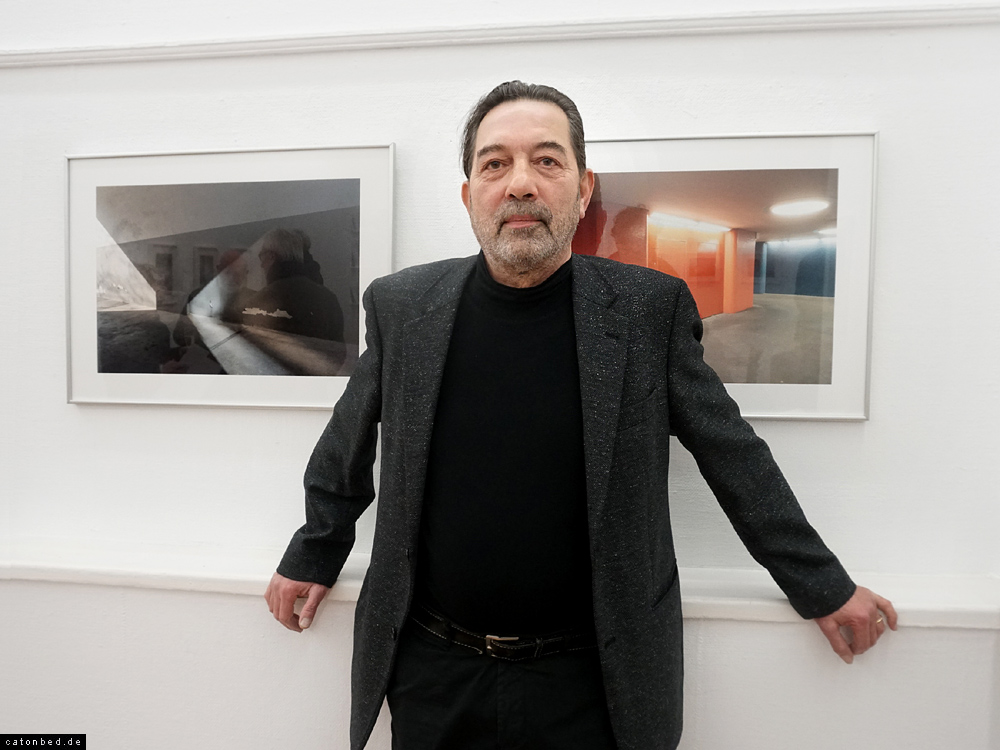 André Kirchner vor Arbeiten von Wojtek Skowron