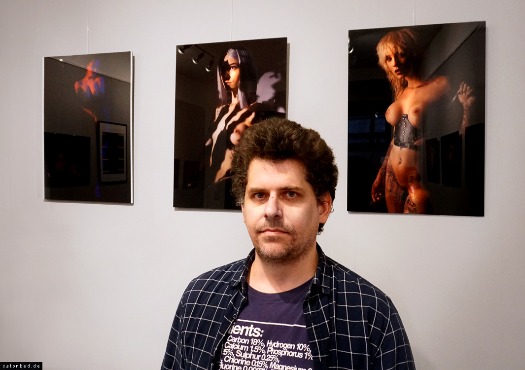 Der Fotograf Lukacs Dörfner mit seinen Arbeiten