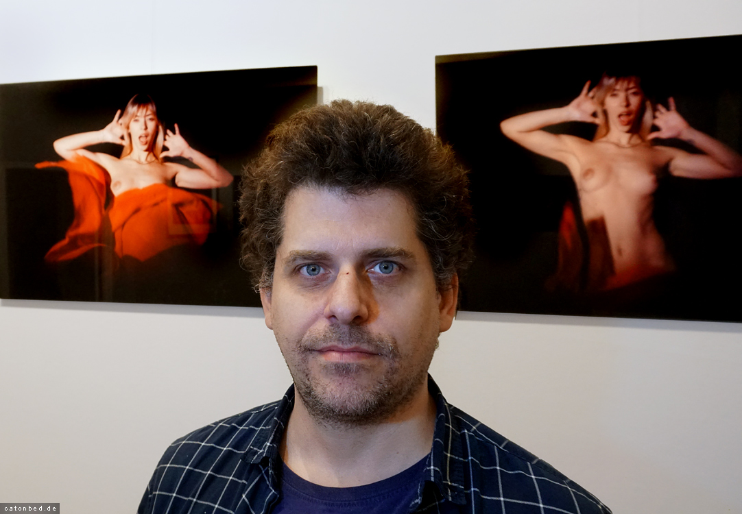 Der Fotograf Lukacs Dörfner mit seinen Arbeiten