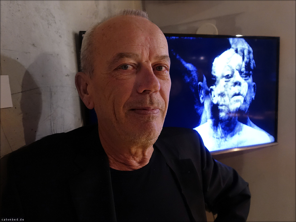 Der Fotograf Manfred Carpentier mit seiner Video-Arbeit