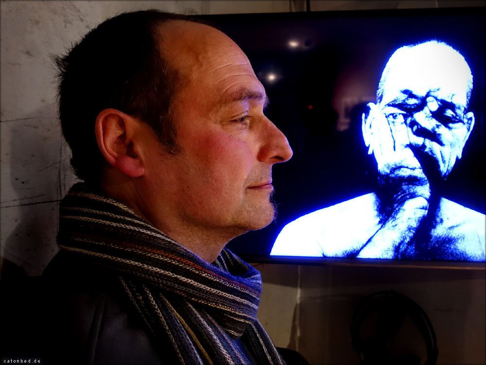 Der Fotograf Oliver Scholten vor Video-Arbeit