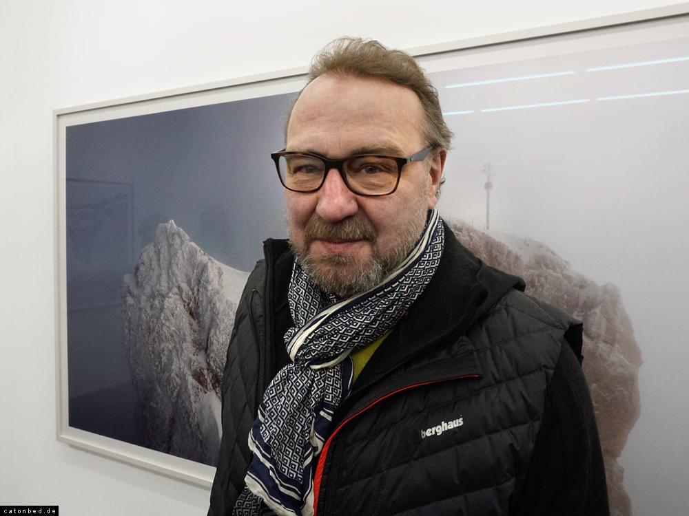 Der Fotograf Jens Rötsch ( Jörn Vanhöfen: C-print Zugspitze 2024)