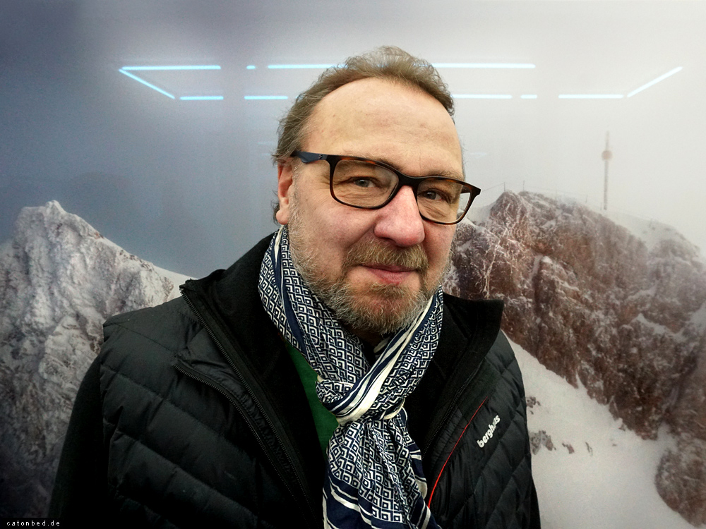 Der Fotograf Jens Rötsch ( Jörn Vanhöfen: C-print Zugspitze 2024)