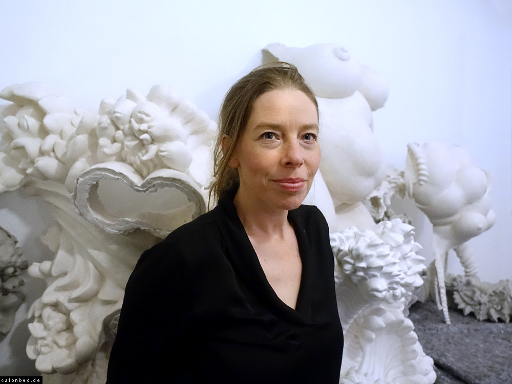 Miriam Lenk (vor ihren Arbeiten)