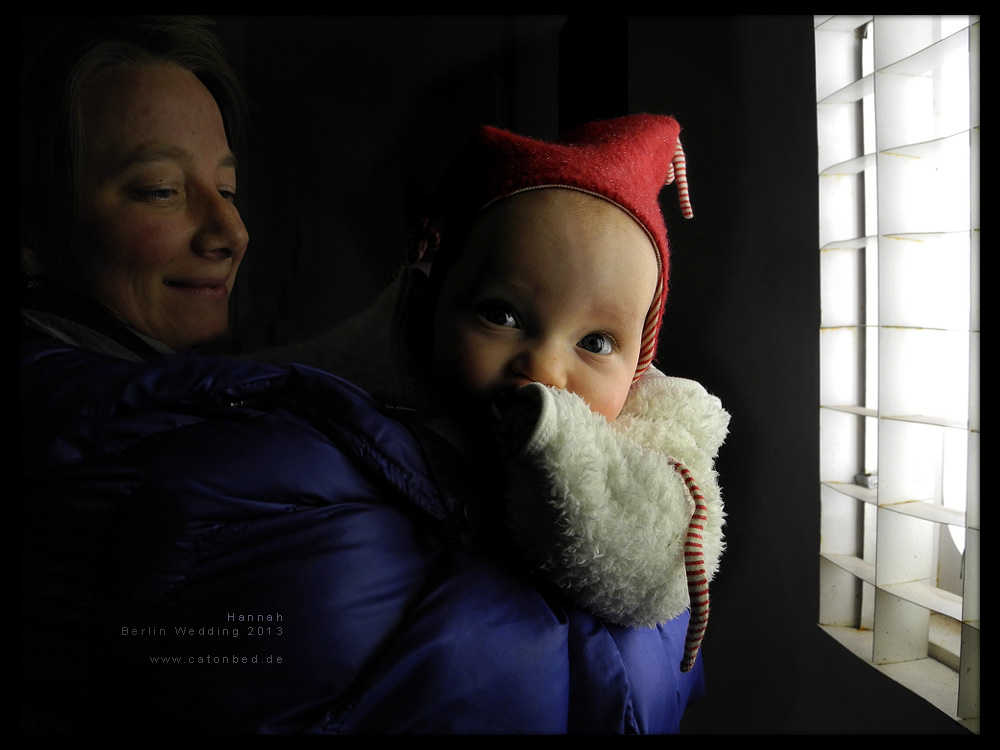 Baby mit Neonlampe (Hannah)