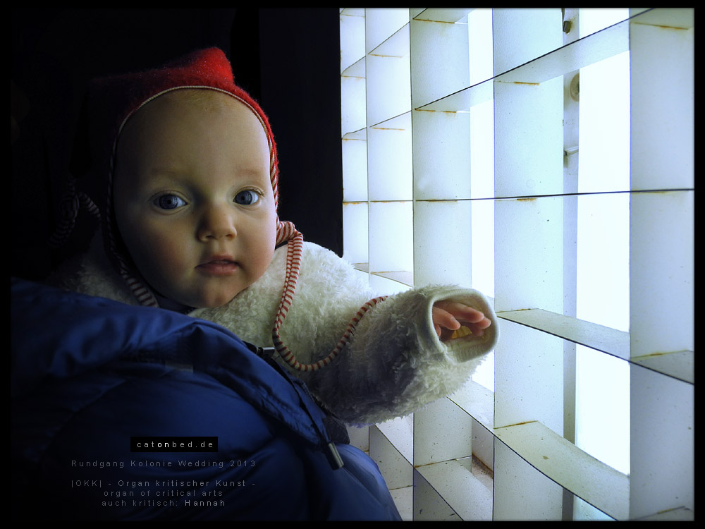 Baby mit Neonlampe (Hannah)