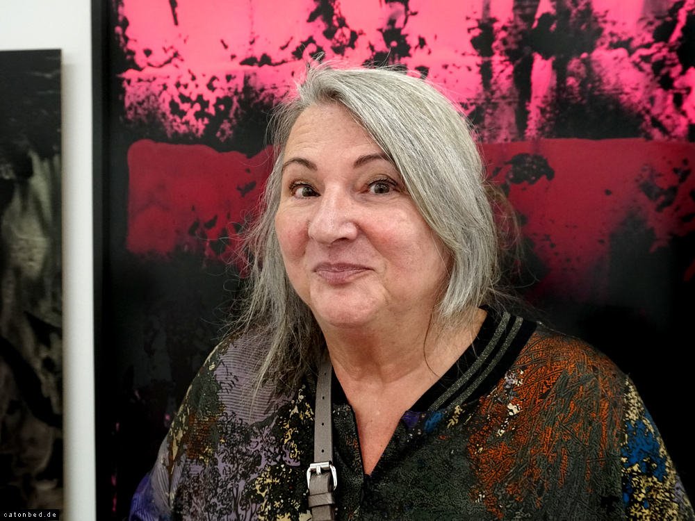 Brigitte Witzer vor ihren Arbeiten - 3 Tage Kunst 2023