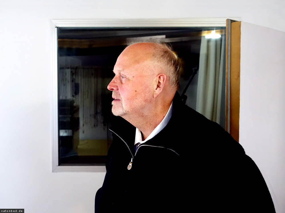 Frieder Butzmann vor seinem Studio