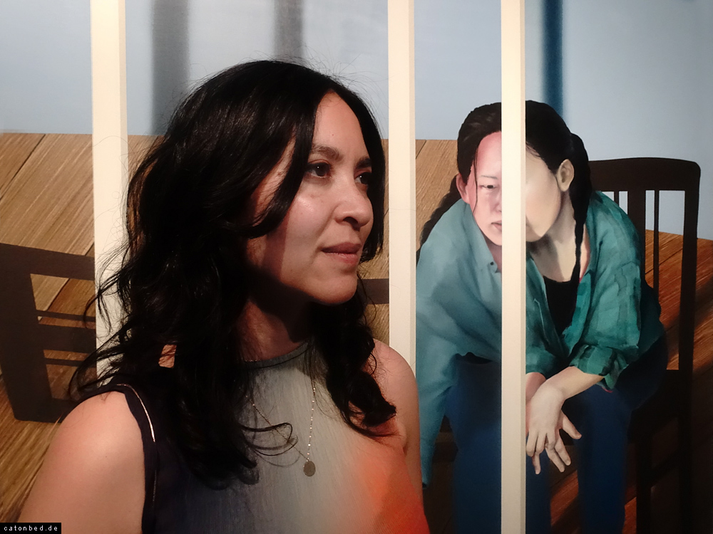 Ellen Akimoto, K&uuml;nstlerin vor ihrem Bild