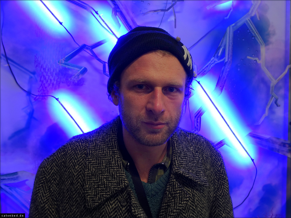 Der K&uuml;nstler Florian Auer vor seinere Arbeit