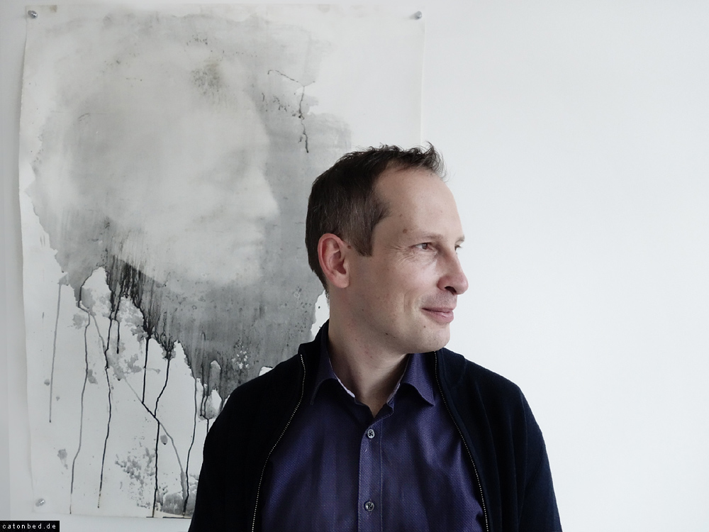 Der Künstler Albrecht Noack mit eigener Arbeit