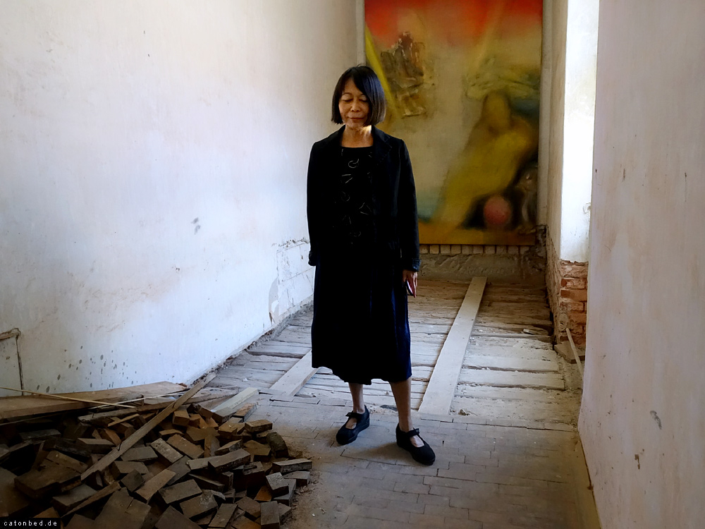 Leiko Ikemura vor ihrer Arbeit