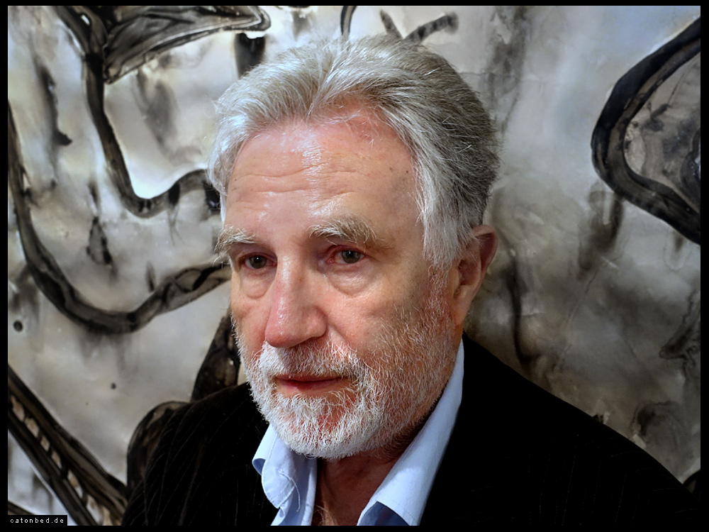 Richard Stimmel vor eigener Arbeit