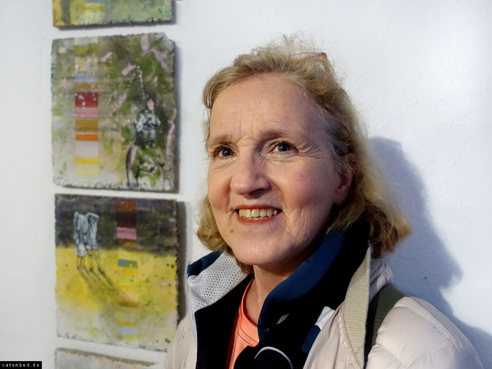Bernadette Arnaud neben eigenen Arbeiten