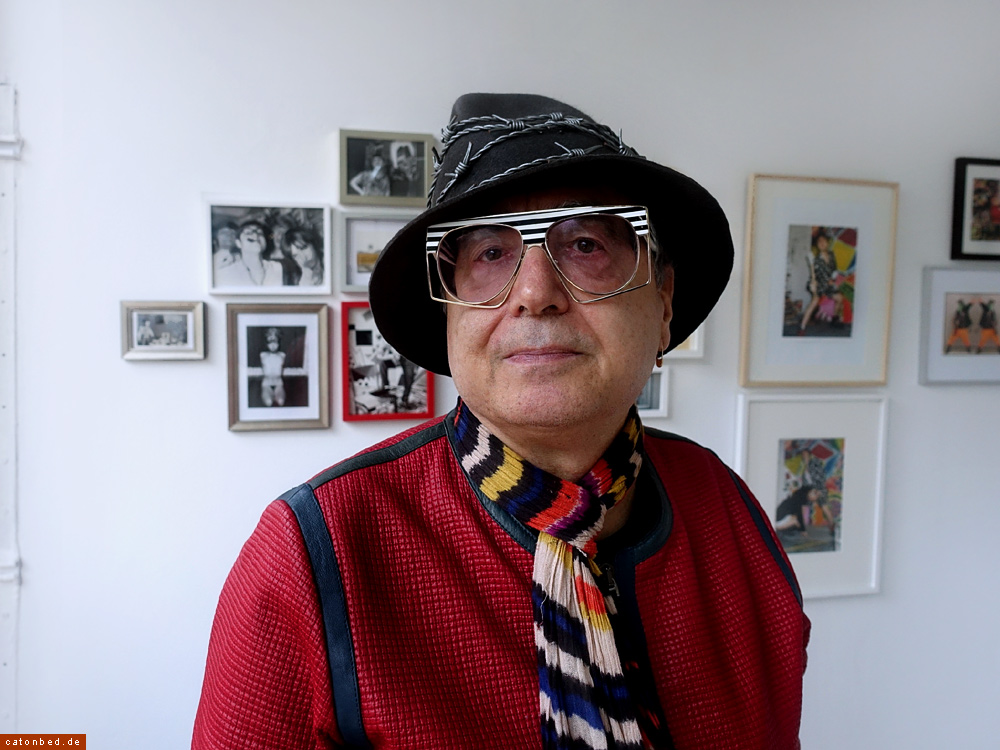 Peter Schlangenbader, artist with his painting