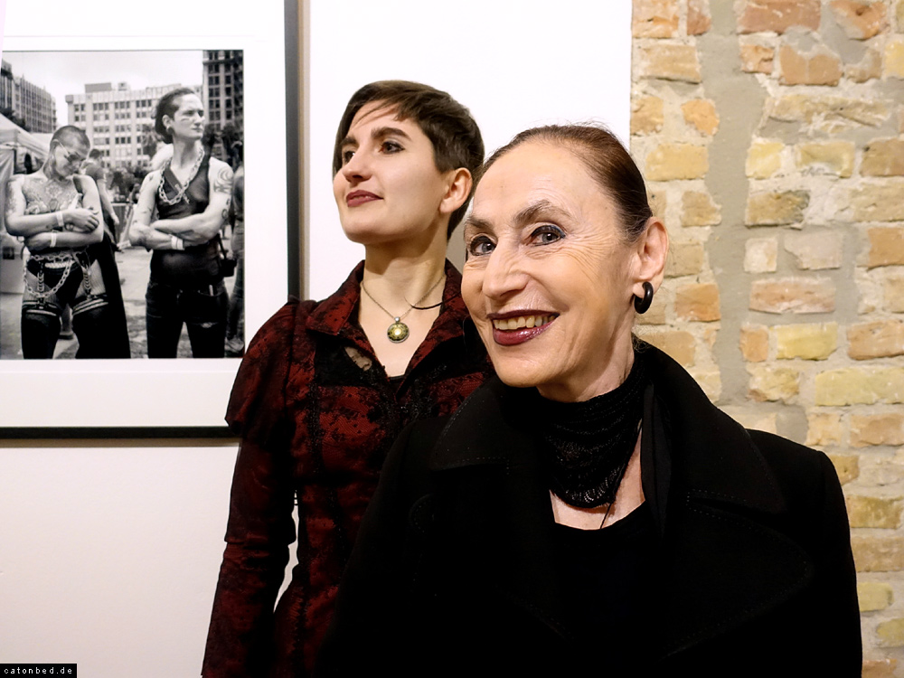 Die Galeristin Maria Wirth und Claudia Jakobshagen