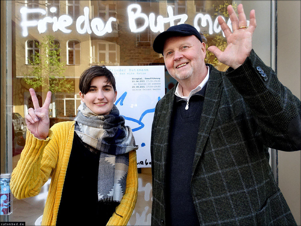 Maria Wirth, Galeristin und Frieder Butzmann ( ist das eine Katze?)