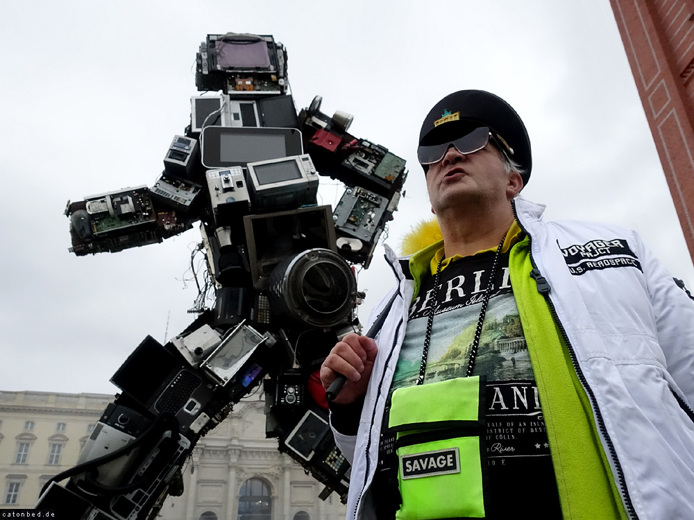 HA Schult: "Wertgigant"