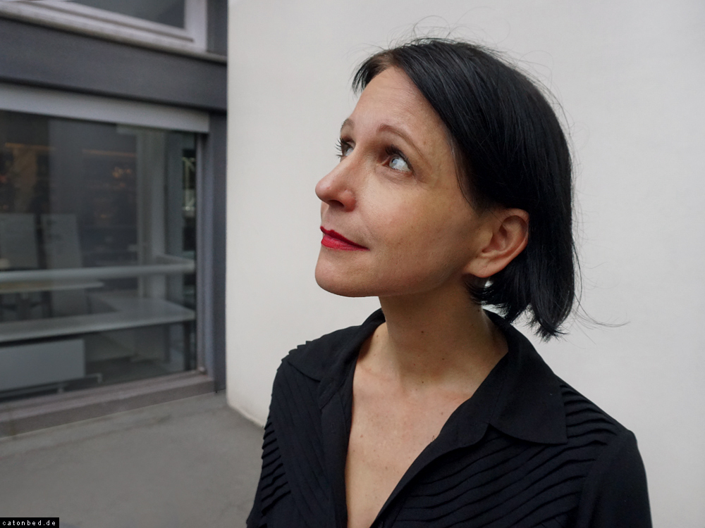 Lilith Terra im Treppenaufgang
