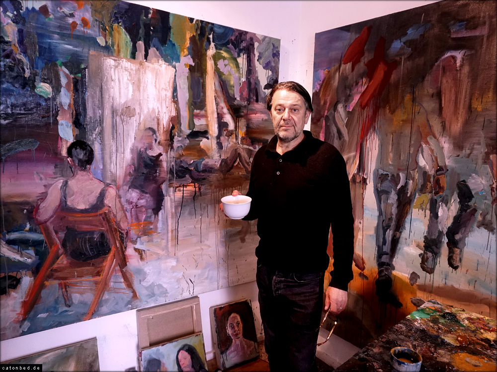 Gerard Waskievitz vor eigenen Arbeiten - 