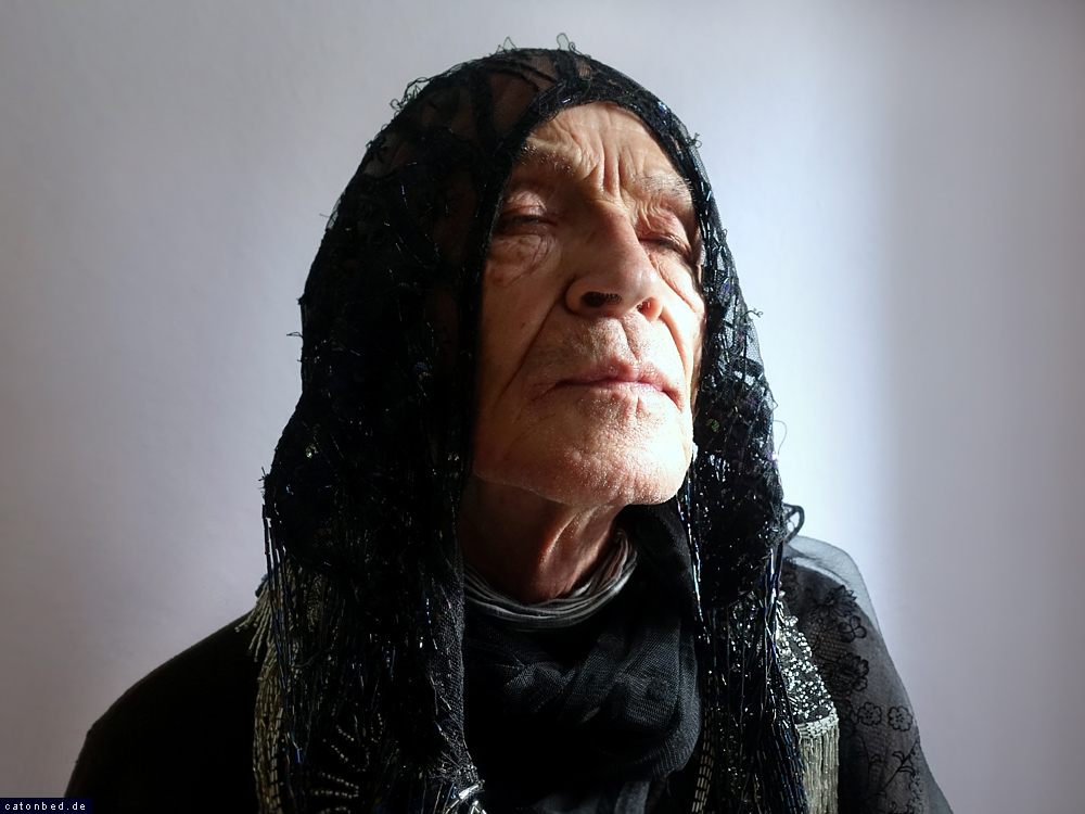 Der Künstler Hermann Kleinknecht als Druide