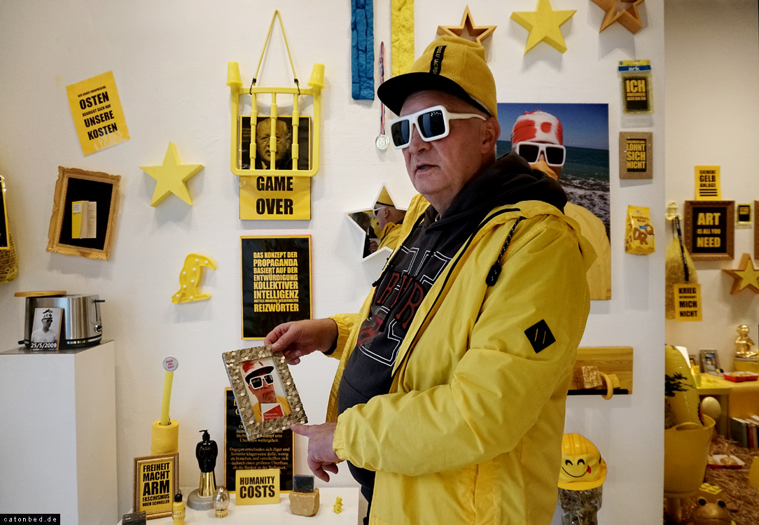 Der Kunstkontakter "Time is yellow"