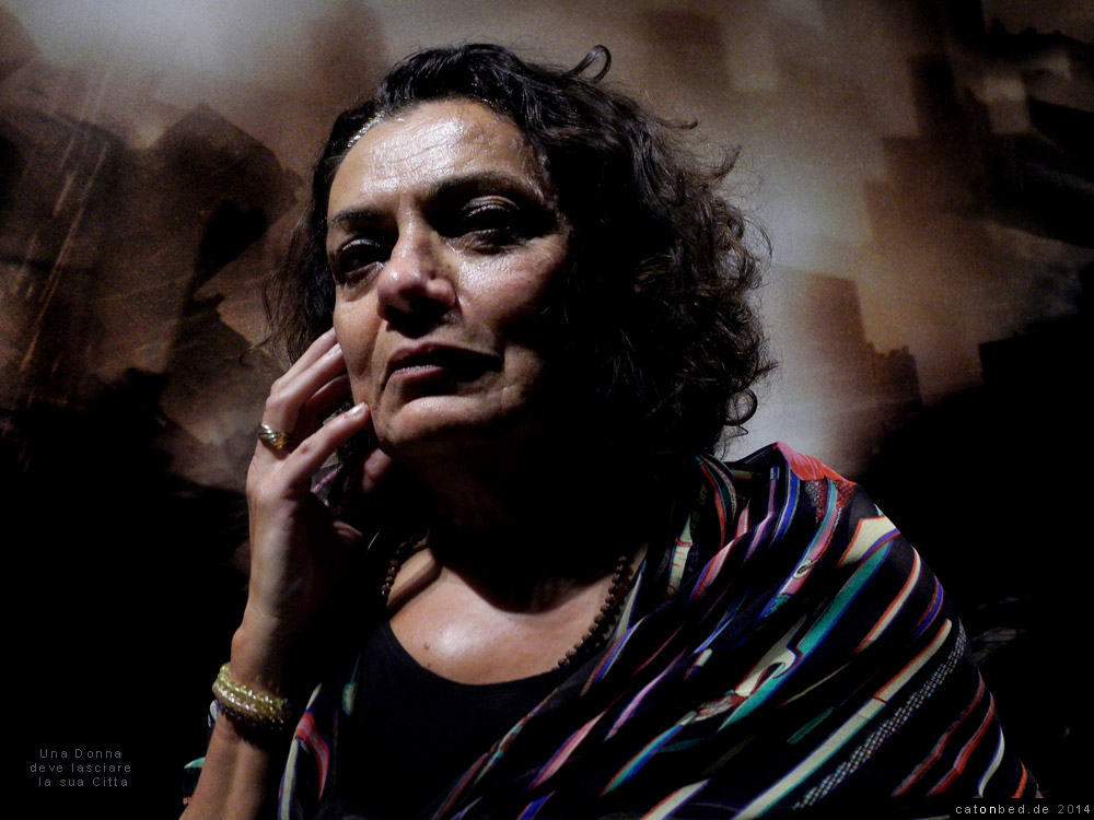 La donna lascia la città